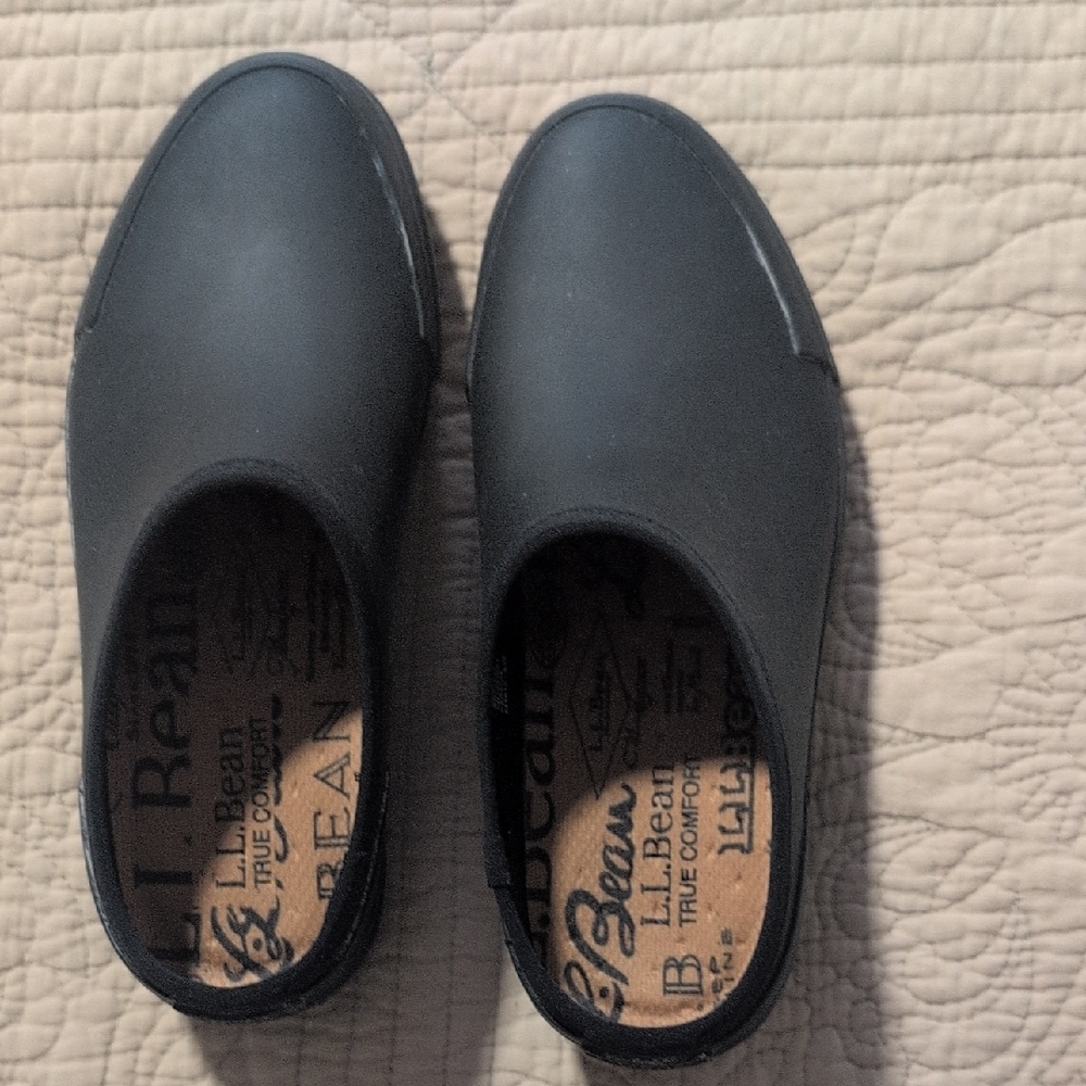 L.L. Bean Black Slip-On Shoes 6